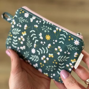 Apróságok neszesszere  - Pillangós rét mohazöld alapon