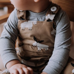 Állítható méretű kantáros gyereknadrág